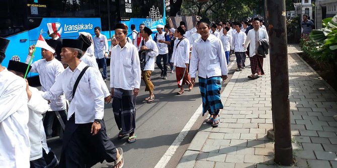 Peringatan Hari Santri Nasional para santri jalan santai 