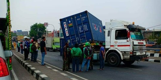 Kontainer beras Bulog kecelakaan di flyover Kranji Bekasi, lalin macet parah