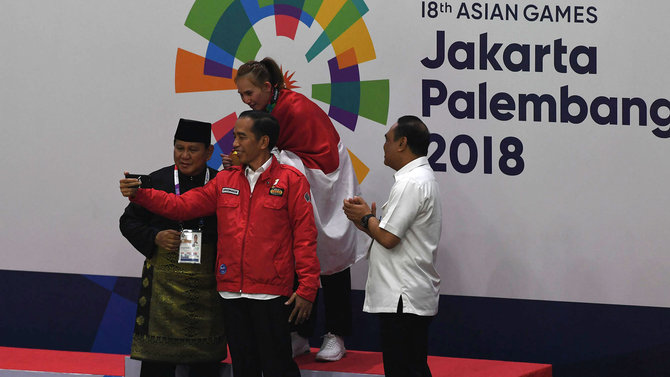 jokowi bersama prabowo kalungi medali atlet pencak silat