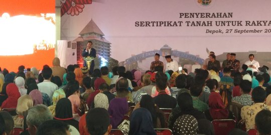 Diperbolehkan KPU, Jokowi kembali bagi-bagi sepeda untuk warga