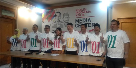 Tim Kampanye Jokowi perkenalkan kaos #01
