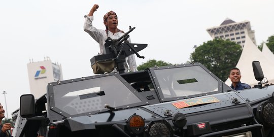 Gaya pengunjung berpose dengan alutsista TNI di Monas