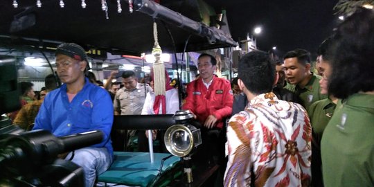Kunjungan ke Yogyakarta, Jokowi jalan-jalan di Malioboro naik andong