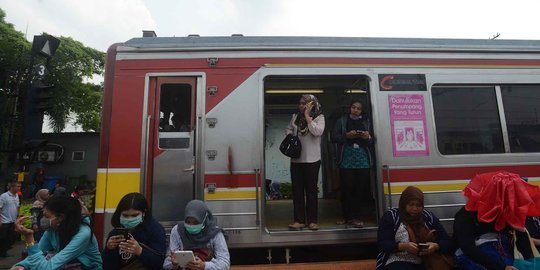 KRL Bekasi heboh, ada penumpang wanita BAB dalam gerbong