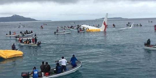 Pesawat Air Niugini tergelincir dan mendarat di Laguna, seluruh penumpang selamat