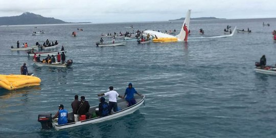 Momen penyelamatan penumpang usai Air Niugini nyebur ke laut