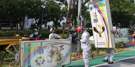 Sambut Asian Para Games 2018, petugas ganti neon box di Jalan Gerbang Pemuda