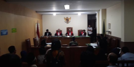 Terdakwa melahirkan, sidang putusan dengan pelapor istri jenderal ditunda