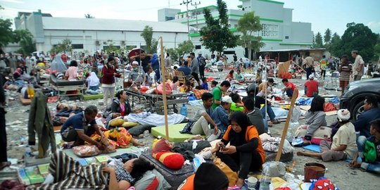 Ratusan warga masih mengungsi di halaman Bandara Palu