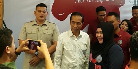 Libur akhir pekan, Jokowi momong cucu di The Park Mall