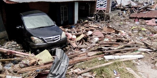 Jalan amblas & longsor hambat pengiriman bantuan ke Palu dan Donggala