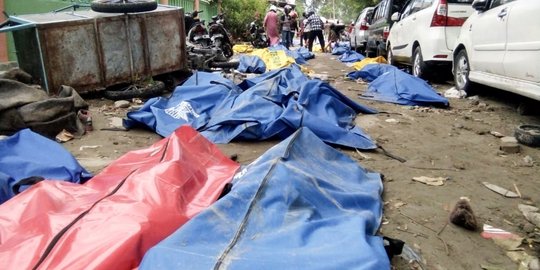 410 Jenazah korban gempa Palu dievakuasi dari bibir Pantai Talise ke RS Bhayangkara