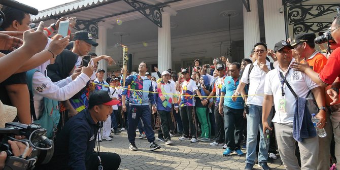 Gubernur Anies Baswedan pimpin pawai obor Asian Para Games dari Balai Kota