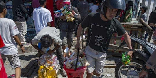 Terdesak kebutuhan, korban gempa Palu ambil barang di mini market