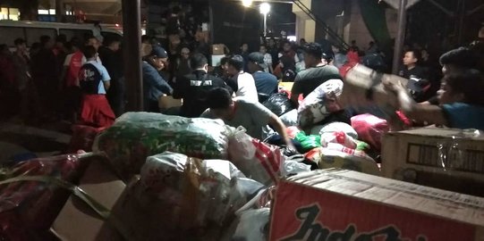 Warga silih berganti beri bantuan buat korban gempa dirawat di RSUD Makassar