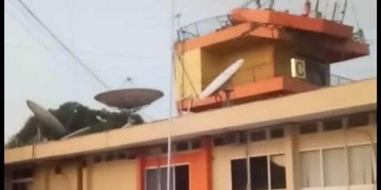 Warga 'menyemut' di landasan bandara Palu, penerbangan Hercules dihentikan sementara
