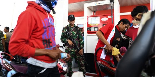 Antisipasi penjarahan, prajurit TNI jaga ketat SPBU di Palu