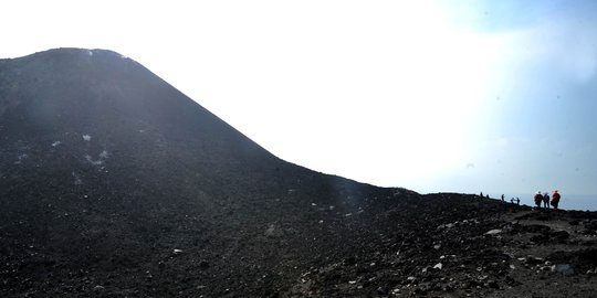 Gunung Anak Krakatau keluarkan lava pijar, masyarakat diimbau tenang