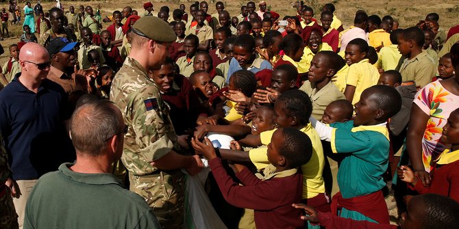 Pangeran William berikan bola sepak kepada anak-anak Kenya