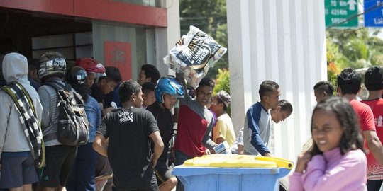 Pemerintah izinkan warga Palu ambil barang di toko, ini alasannya