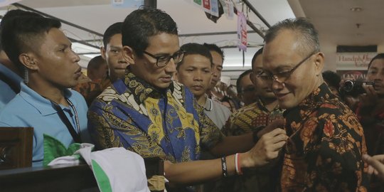 Gaya Sandiaga blusukan ke sentra UMKM batik Thamrin City