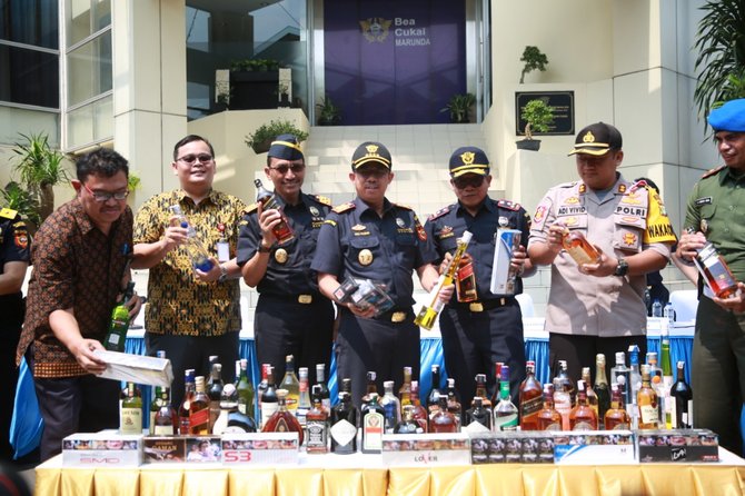 bea cukai marunda musnahkan 2 juta batang rokok dan 2245 miras ilegal