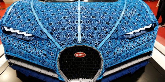 Detail tampilan Bugatti Chiron dari LEGO di pameran otomotif Paris