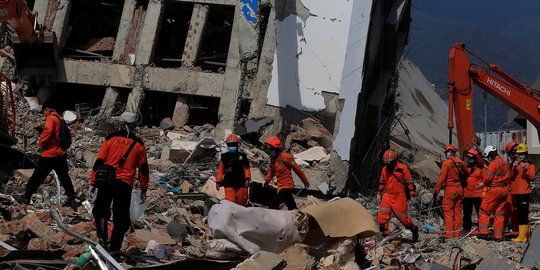 Pencarian korban gempa Palu di reruntuhan Roa-Roa Hotel