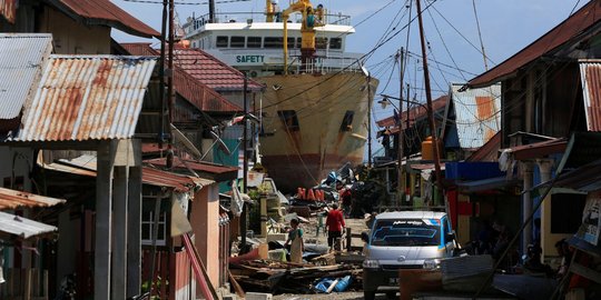 Penampakan kapal feri yang terdampar usai tsunami hantam Donggala