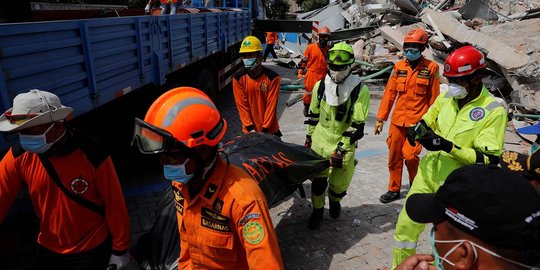 Aksi tim SAR bikin haru, tanpa lelah cari korban gempa