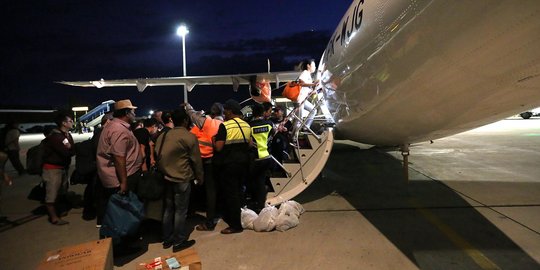 Lalu lintas udara dibuka, ratusan penumpang di bandara Palu berebut naik pesawat