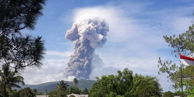 Gunung Soputan meletuskan abu vulkanik hingga 4 KM tak ganggu penerbangan