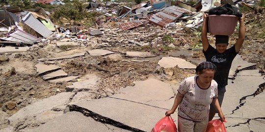 Nestapa Warga Lagarutu Palu nikmati air bersih dari bocoran pipa PDAM