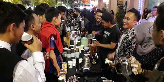 Puluhan ribu masyarakat tumpah ruah di Malioboro Coffee Night