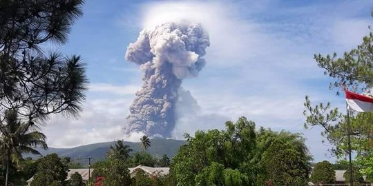 Gunung Soputan erupsi, jalur pendakian ditutup sementara