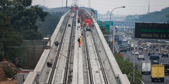 Melihat jalur LRT Cawang-Cibubur yang telah dipasangi rel