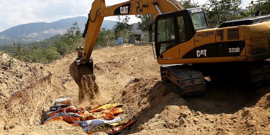 Dibantu eskavator, puluhan korban gempa dan tsunami Palu dikubur massal