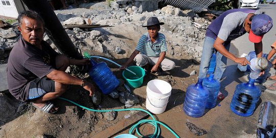 Belum terima bantuan, warga Palu manfaatkan kebocoran pipa PDAM