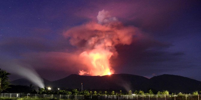 Gunung Soputan muntahkan lava sejauh 2.500 meter