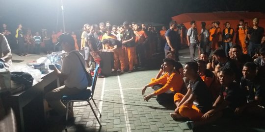 Cara personel Basarnas melepas penat usai evakuasi korban bencana Sulteng