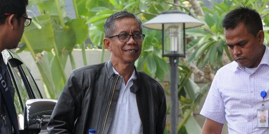 Kepala KPP Pratama Ambon umbar senyum saat digelandang KPK