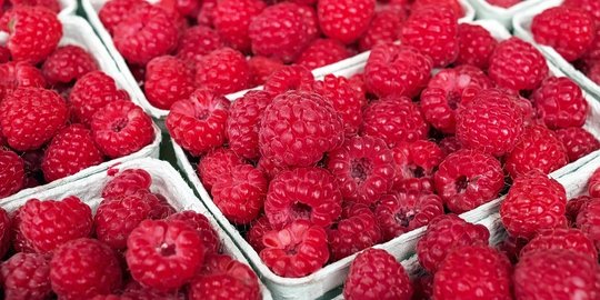 12 buah dan sayur berwarna merah dengan kandungan gizi super