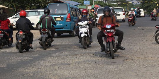 Sudah bertahun-tahun jalan di Depok ini dibiarkan rusak