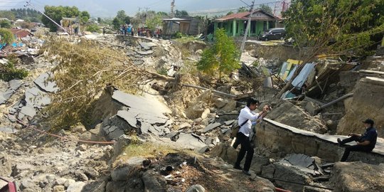 Perjuangan Guru Tri Mastanti berusaha lolos dari gempa dan tsunami di Palu