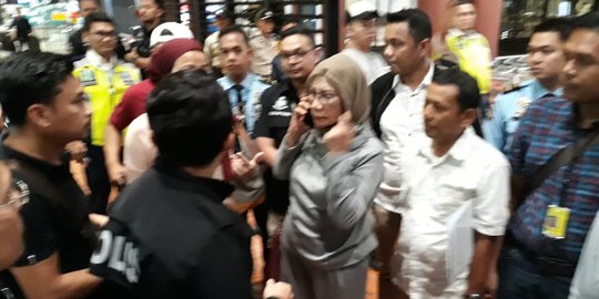 Sebelum dibawa ke Mapolda, Ratna sempat digiring ke ruang Imigrasi bandara