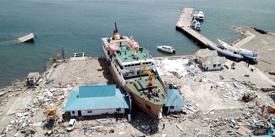 Penampakan kapal KM Nusantara 39 yang terseret Tsunami di Donggala