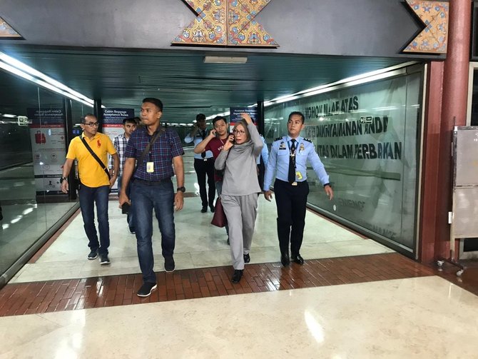 ratna sarumpaet ditangkap di bandara