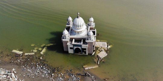 Meratapi kondisi masjid-masjid yang hancur akibat gempa Palu