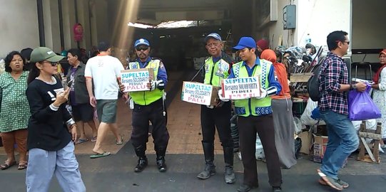 Galang dana korban bencana, sukarelawan pengatur lalu lintas ngamen di pasar
