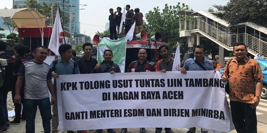 Gelar Aksi di KPK, Senator Aceh Fachrul Razi tuntut KPK usut izin tambang emas